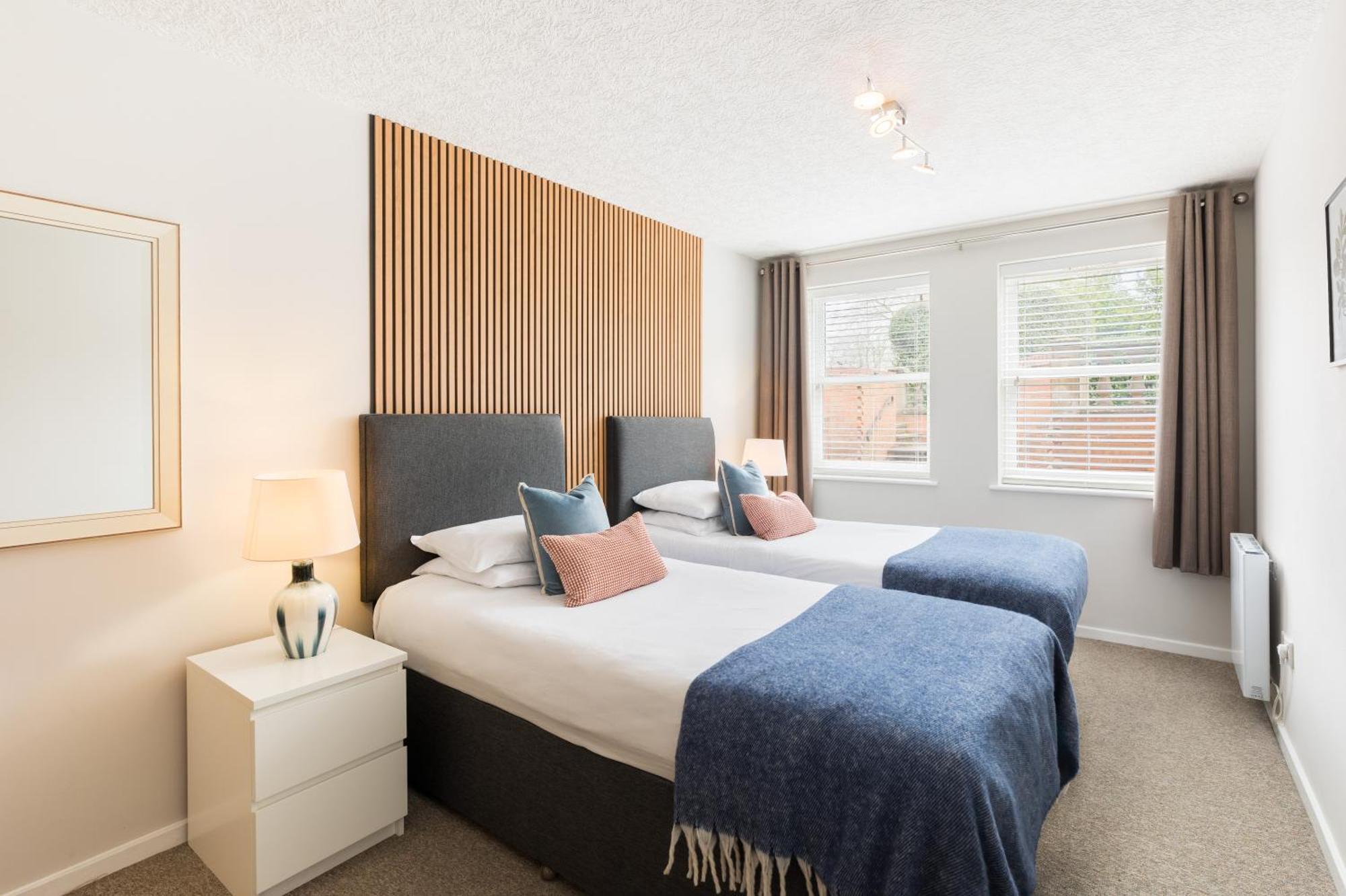 Modern 2-Bedroom Apartments With Free Parking In Leamington Spa Exterior foto
